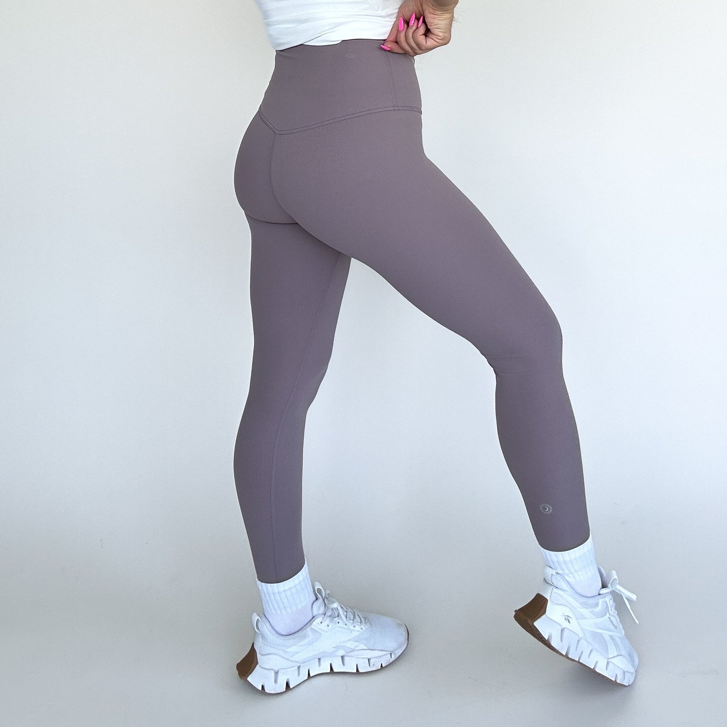 Side profile of DYM Athletics Buttery Soft Seamless Leggings in mauve, featuring a sleek fit and flexible waistband for ease of movement.