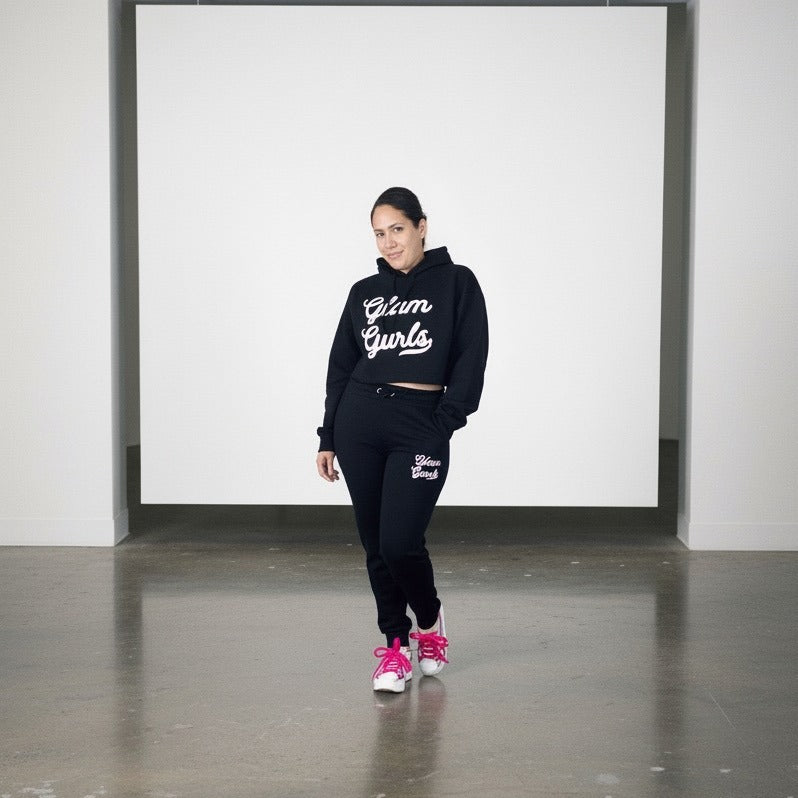 A fashion-forward individual in a cozy black ensemble and a stylish Bela Band Headband, representing comfort and style by Bela Band.